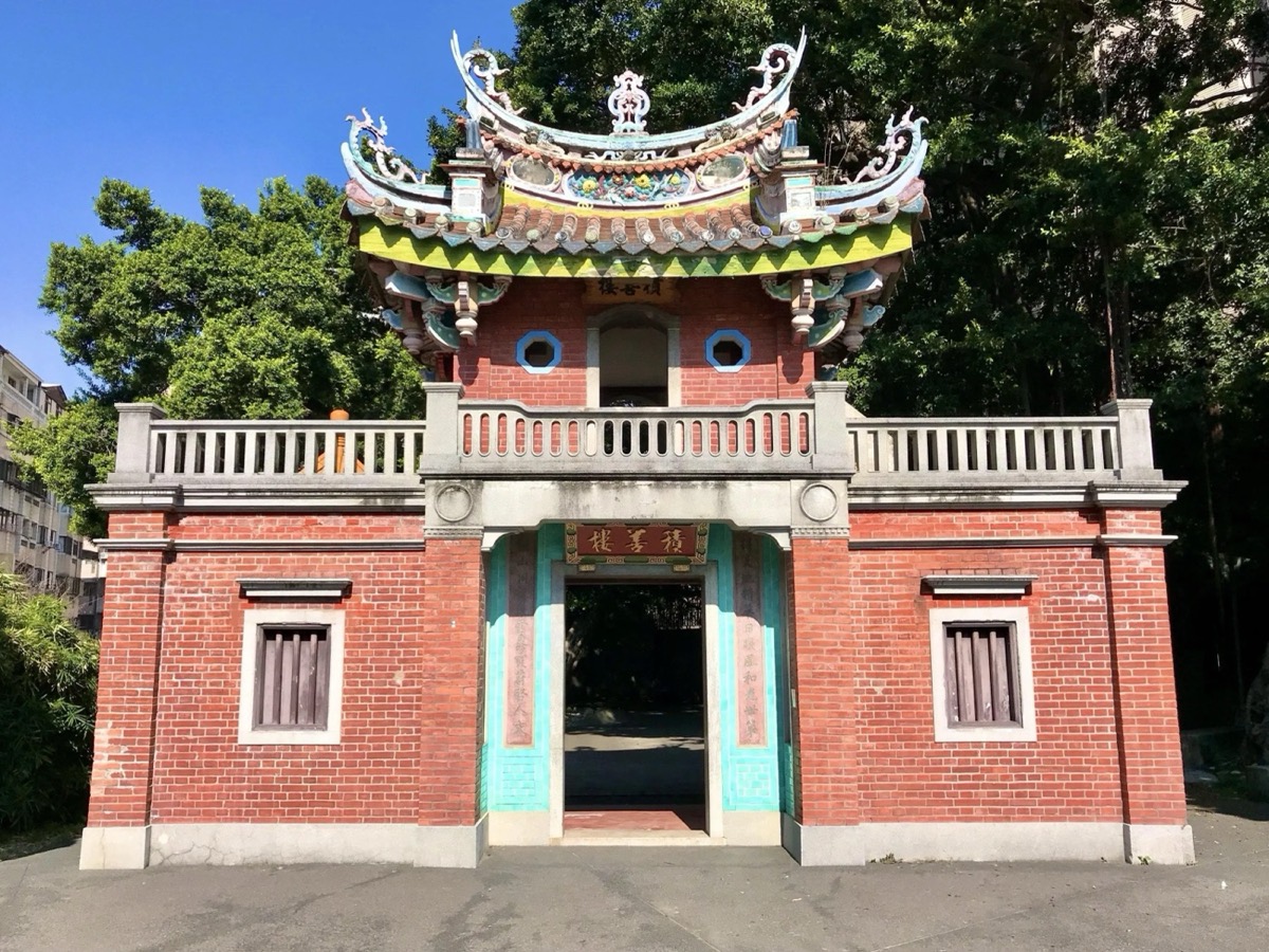 北屯積善樓紅磚牌樓正面