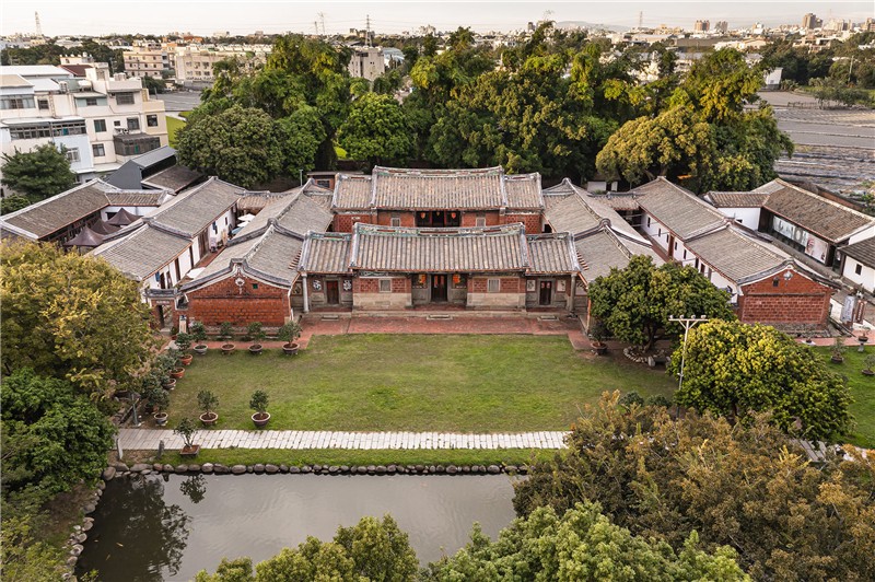 摘星山莊空拍全景:紅磚三合院、前埕與半月池